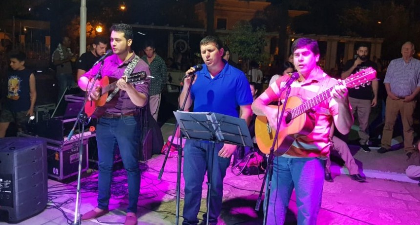 CON UN BUEN MARCO DE PÚBLICO, ARTISTAS CELEBRARON EL DÍA DEL TRADICIÓN EN EL PARQUE MUNICIPAL EVA PERÓN
