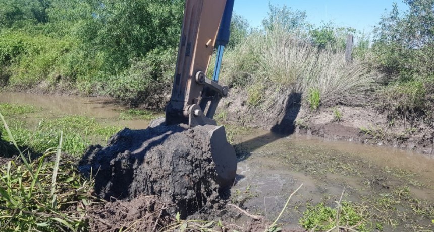 EL MUNICIPIO DE VILLA ÁNGELA INICIÓ LA LIMPIEZA DEL CANAL DE “LA CARLOTA”
