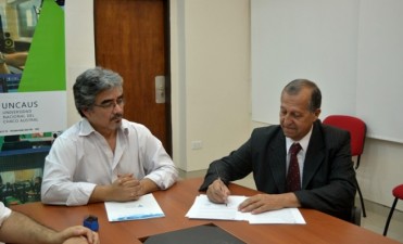 EL INTENDENTE PAPP FIRMÓ UN CONVENIO MARCO CON EL VICERRECTOR DE LA UNCAUS