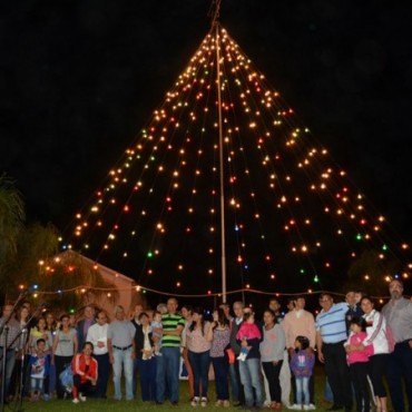 CON UNA BENDICIÓN DE RELIGIOSOS LOCALES, SE INAUGURÓ EL TRADICIONAL ÁRBOL DE NAVIDAD DEL CARLOS GARDEL