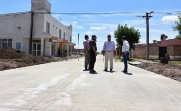 GUSTAVO MARTÍNEZ VISITÓ VILLA ÁNGELA Y VALORÓ LAS OBRAS DE PAVIMENTO QUE SE REALIZAN EN LA CIUDAD
