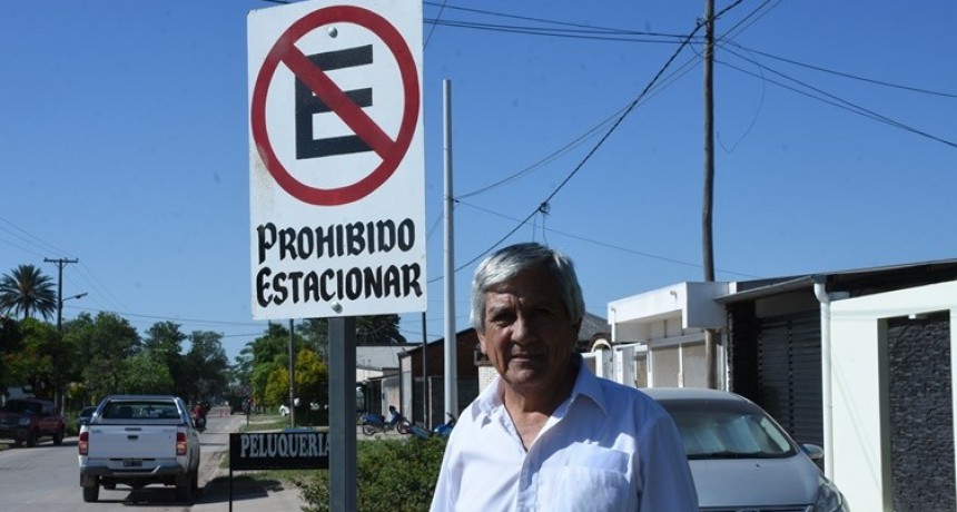 MUNICIPIO COLOCA CARTELERÍA DE SEÑALIZACIÓN VIAL SOBRE CALLE COLÓN