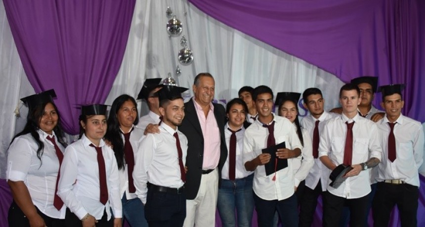 EL INTENDENTE PAPP ESTIMULÓ A LOS EGRESADOS DE LA EES N°69 A SEGUIR ESTUDIANDO PARA FORJARSE UN FUTURO MEJOR
