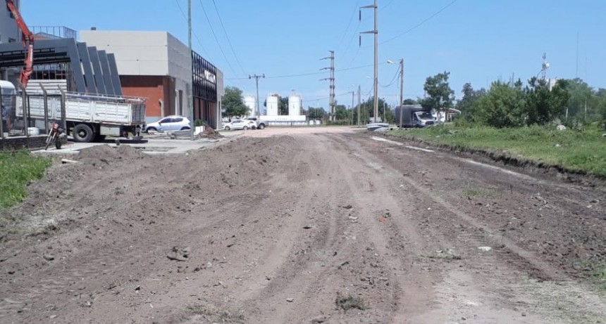 MUNICIPIO REALIZA TRABAJOS PLANIFICADOS DE RECONSTRUCCIÓN DE CALLES Y RIPIADO EN LA CIUDAD
