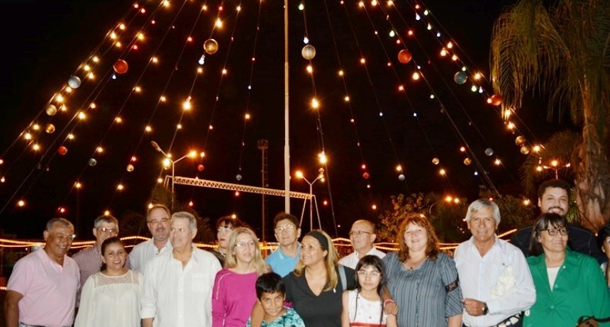 GRAN ACOMPAÑAMIENTO DE LA COMUNIDAD EN EL ENCENDIDO DE LUCES DEL ÁRBOL DEL PREDIO CARLOS GARDEL
