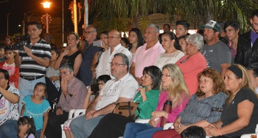 EN EL ENCENDIDO DE LUCES DEL ÁRBOL NAVIDEÑO, SE INVITÓ A LA COMUNIDAD A SEGUIR EL BUEN CAMINO DE LA HONESTIDAD