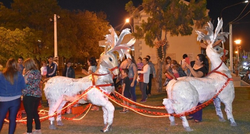 MEDIO AMBIENTE CONTINÚA DECORANDO ESPACIOS PÚBLICOS CON ADORNOS NAVIDEÑOS REALIZADOS CON MATERIAL RECICLADO