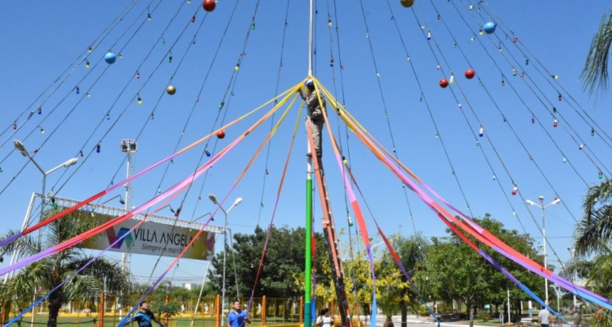 EL ÁRBOL DE NAVIDAD DE LUCES GIGANTE YA ESTÁ DECORADO PARA SER INAUGURADO EL DOMINGO A LAS 20