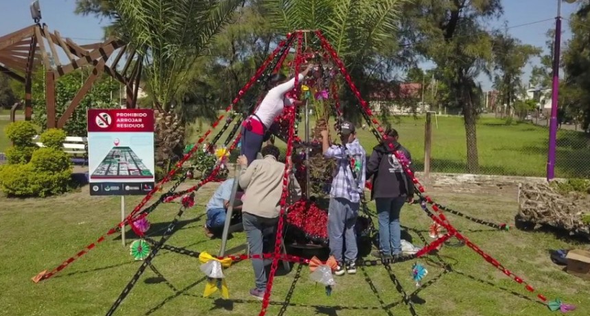 EL MUNICIPIO COLOCÓ ADORNOS NAVIDEÑOS REALIZADOS CON MATERIALES RECICLADOS