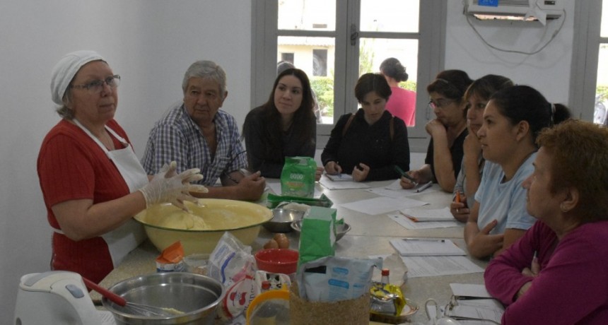 CON GRAN ÉXITO SE DESARROLLÓ UN TALLER DE COCINA CON RECETAS NAVIDEÑAS TRADICIONALES
